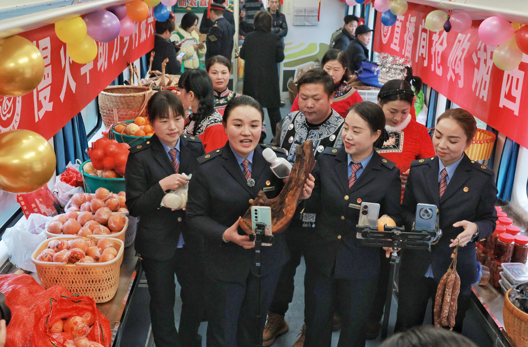 绿皮车很慢，她的爱很快！大山里的铁路“春梅”暖了一路……