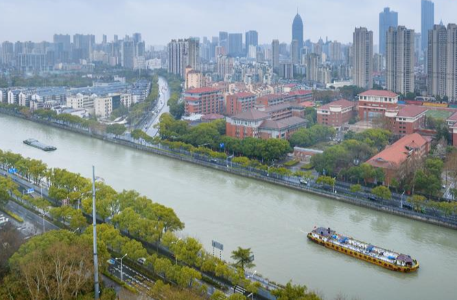 央视快评丨在研究新情况解决新问题上下功夫出经验