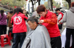 践行雷锋精神 汇聚点滴爱心 怀化市慈善总会开展学雷锋志愿服务活动