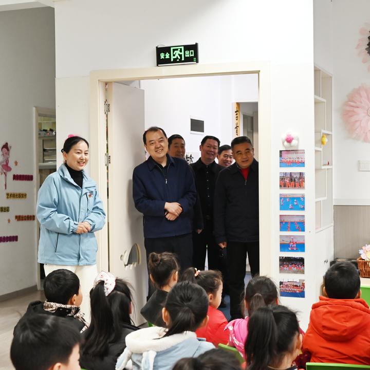 贾珍文调研春季开学工作