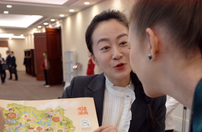 隨“新”開麥｜湖南代表團“媒體開放日”外的一張長桌，藏著城市對青年的誠意