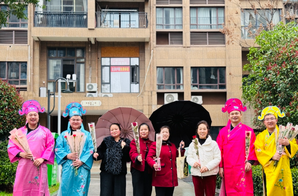 图片新闻｜鲜花送“女神”