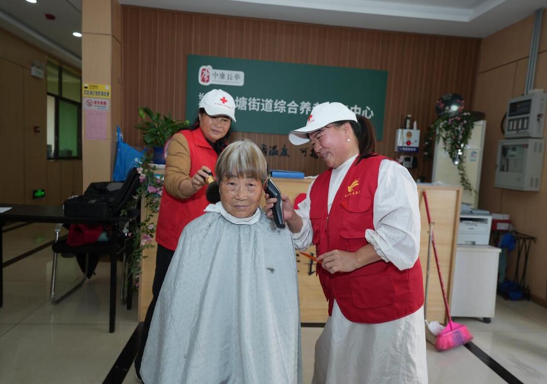 一推一剪26年，这位“Tony老师”从不收费