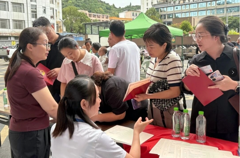“拿到这个红本本，心里终于踏实了！”