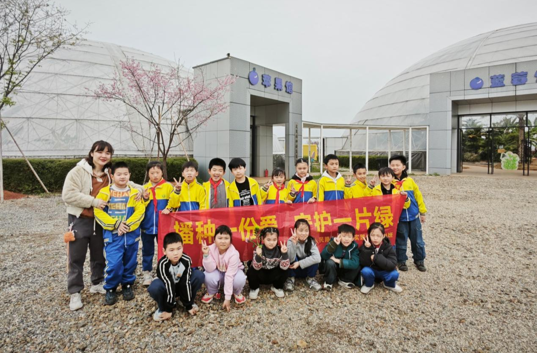 劳动课搬进蓝莓园！石鼓区人民路小学学子这样迎接植树节