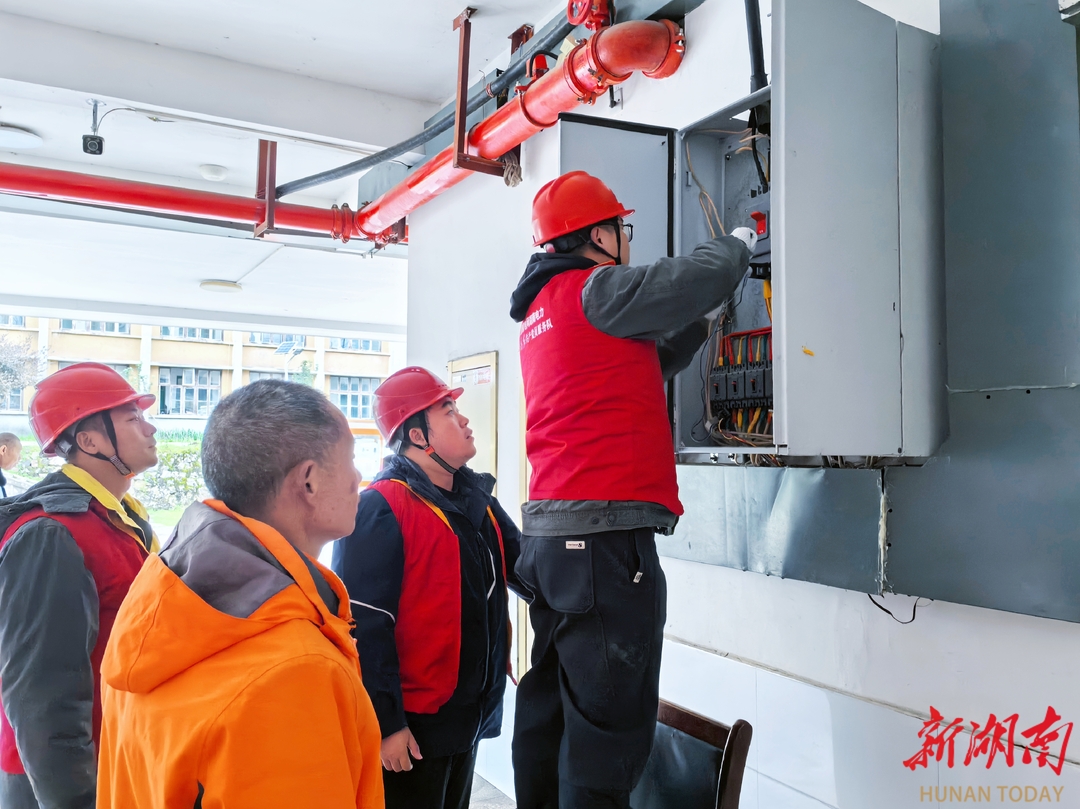 换灯泡、查线路、讲安全！国网益阳供电公司志愿者敬老院里“送温暖”