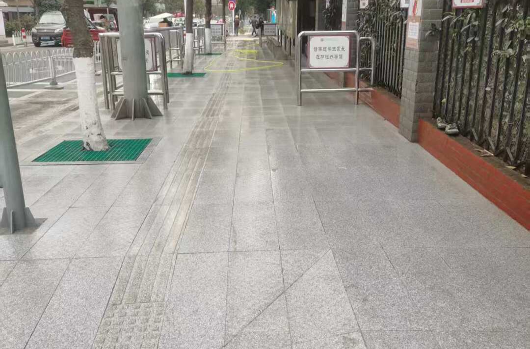 锦旗无声映初心 市政“焕新”上学路