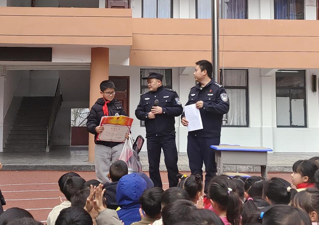 六年级学生街头拾金不昧，警察叔叔的表扬方式太走心！