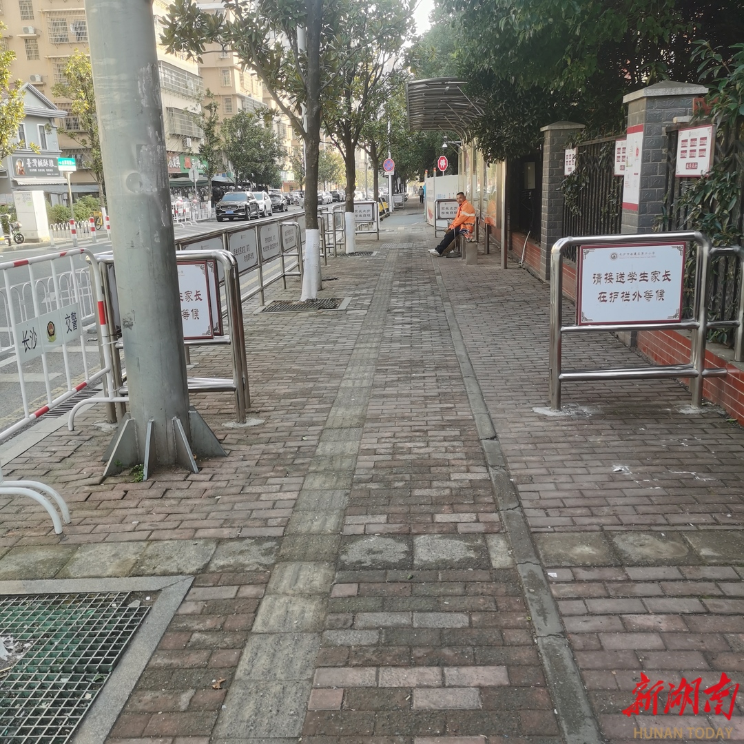 锦旗无声映初心 市政“焕新”上学路