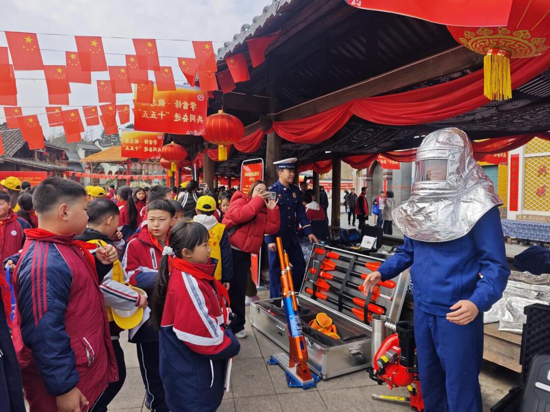 这份“安全礼包”为校园撑起“保护伞”