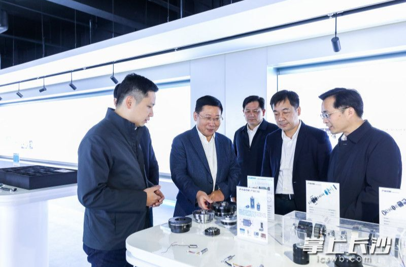 厅市联合调研具身智能科技创新 王卫安陈博彰参加