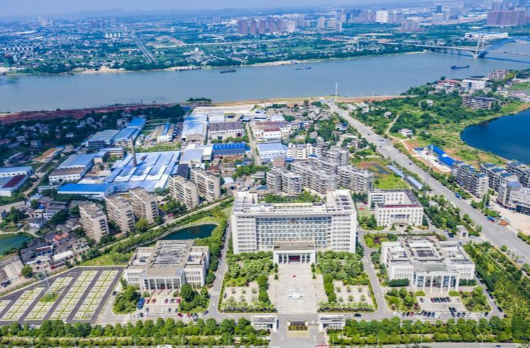 岳塘区： “移动就业直通车”开进集市