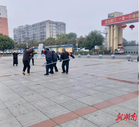 公安现场教学！手把手教校园安保人员制服“歹徒”