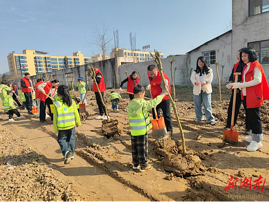 植下一片春 共育和美家 柳叶湖岩子堰社区义务植树添绿宜居家园