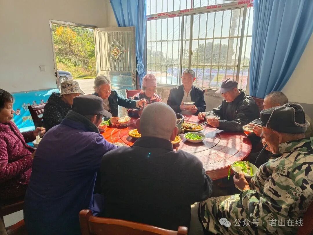 横山岭村“百岁之家”长者一食堂老人们其乐融融的“幸福食光”.jpg