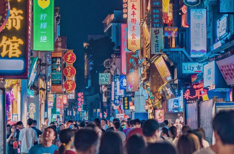 好评中国·两会热评丨“青春经济”点燃市场新生机