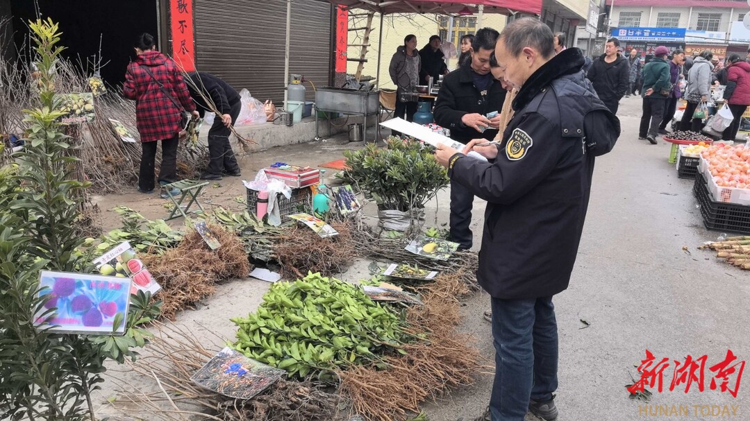 新晃开展“绿剑护粮安”专项执法检查 筑牢春耕农资安全防线