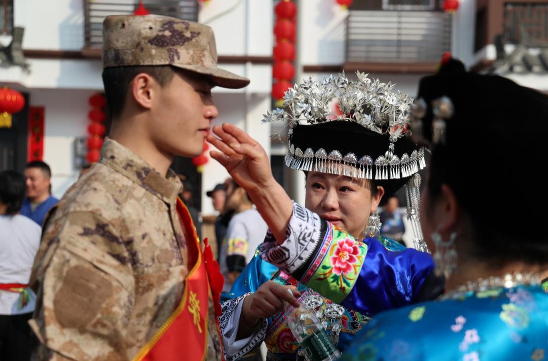 苗乡鼓响、雄狮出征！看苗乡青年穿上军装赴军营