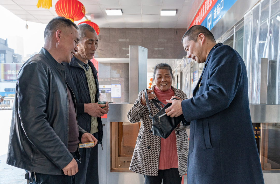 站台拾获老人一年积蓄  工作人员多方找寻物归原主