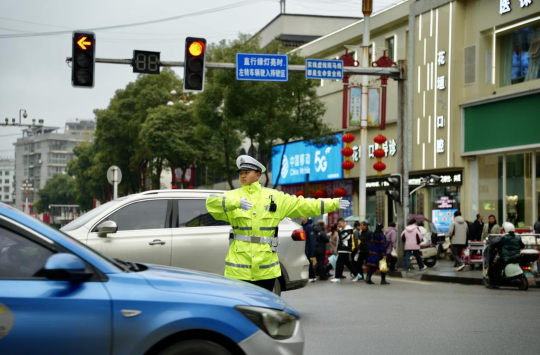 荧光护归途 平安满湘西——湘西交警2026年春运交通安保工作纪实