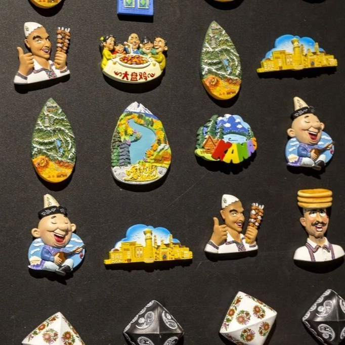 冰箱贴一直不挪，居然会偷偷伤害冰箱……