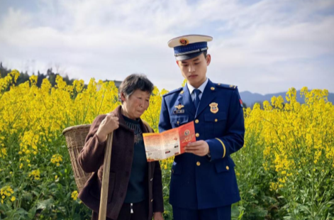 油菜花田里的“安全课”