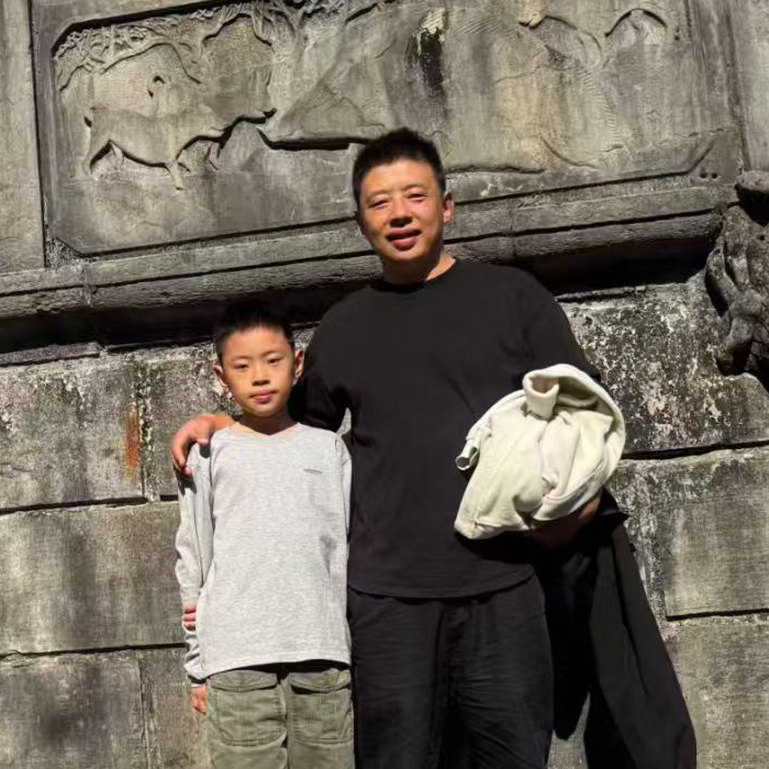 气温只有两三摄氏度，河水冰冷刺骨，闵元成义无反顾跳水救人——托起生命之光@湖南日报