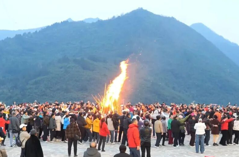 千人齐聚阿巴砦！开春宴配摆手舞点燃桑植民俗夜