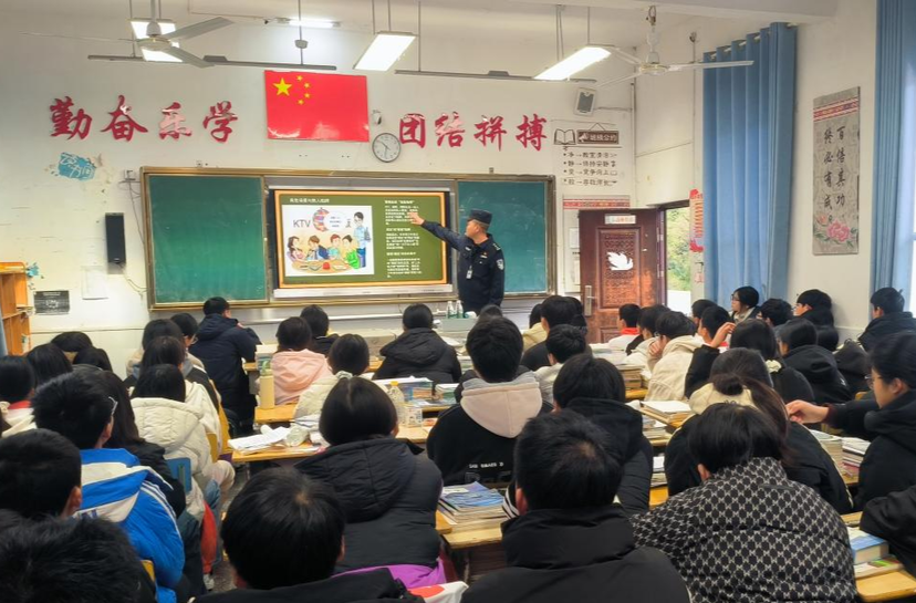 湘西民警进校园，把法律知识讲进孩子心里