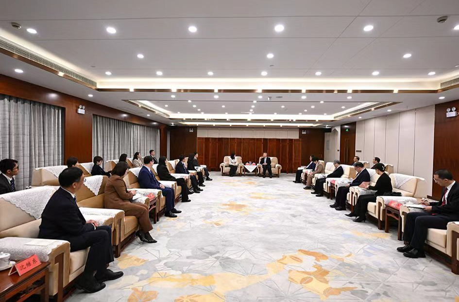 沈晓明会见先进医疗技术协会代表团一行