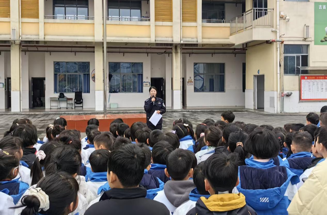 操场上的法治课讲了啥？