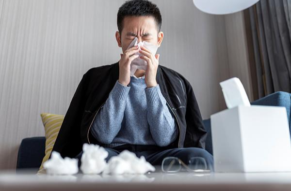 花粉季鼻炎高发 专家提醒：勿将过敏误当感冒