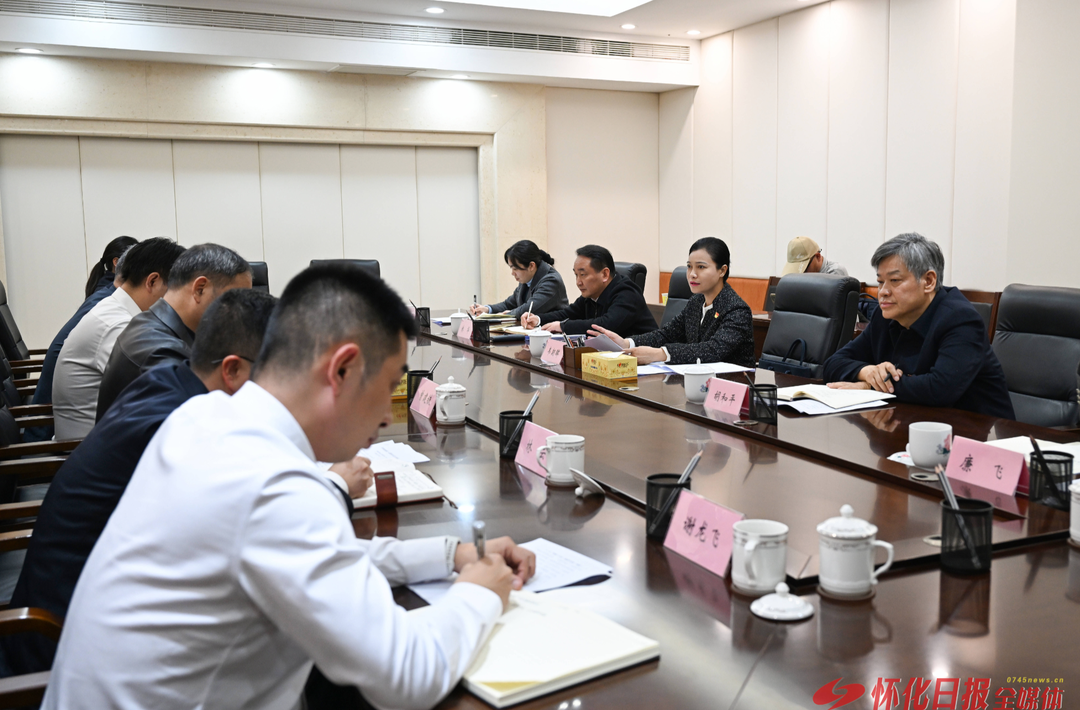 韦朝晖参加市政府办第一党支部组织生活会