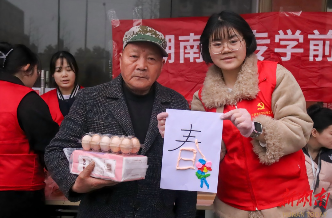 春日暖桑榆 巧手传温情 高泗社区携手湖南幼专学前教育学院开展敬老手工活动
