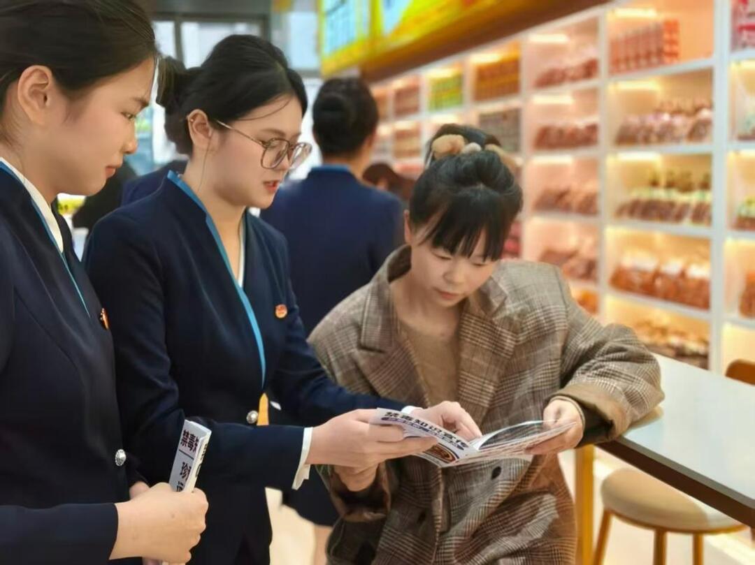 从“服务旅途”到“守护平安”：这群大学生把“雷锋号”开进了农批市场