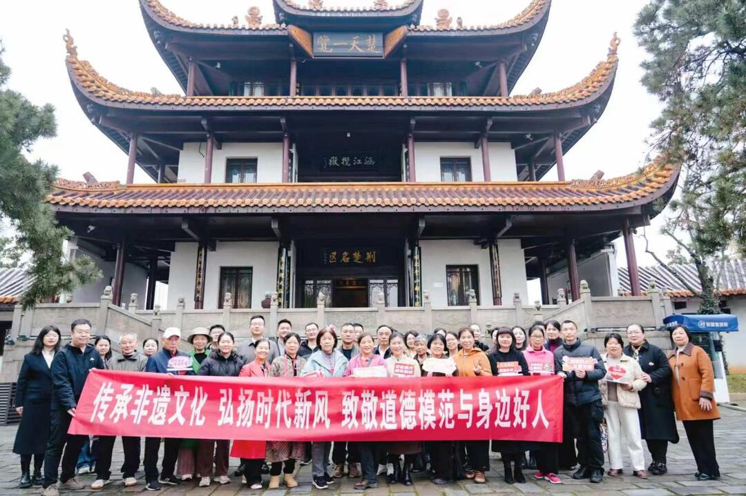 阁上春风传德韵 好人善举悦天心