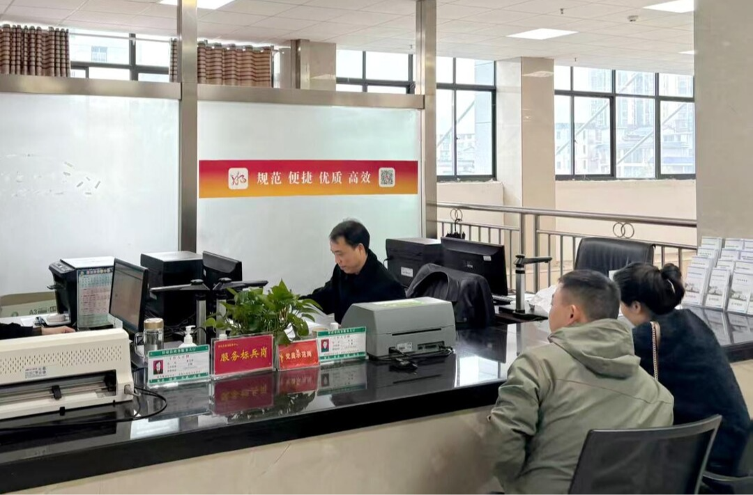 看保靖县政务中心卫健窗口如何让群众少等待？