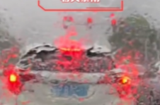 持续降雨，新能源车辆如何充电更安全？