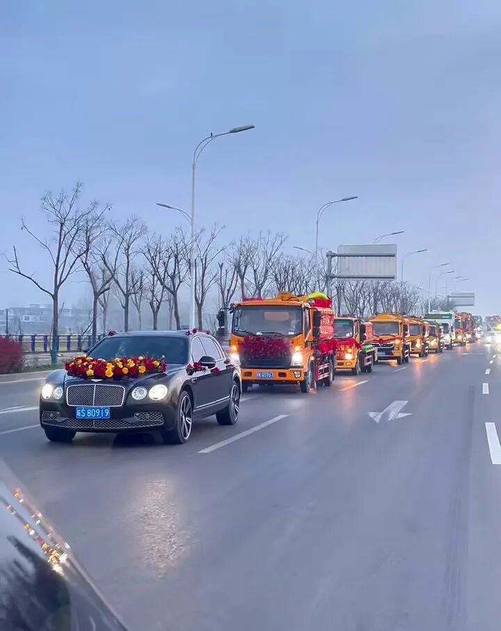 白天开粪车晚上开奔驰的小伙结婚了！当事人：吸粪车婚车队，全球第一个