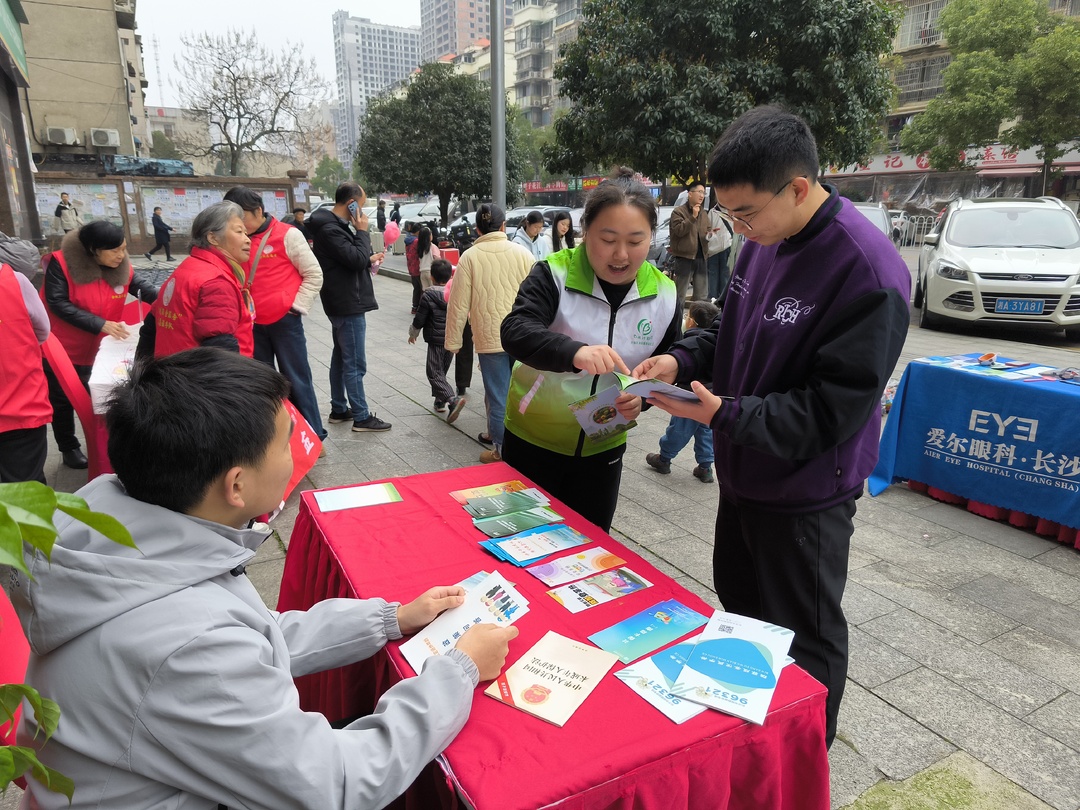 四方坪街道社工站：雷锋精神润民心 暖心服务不停步