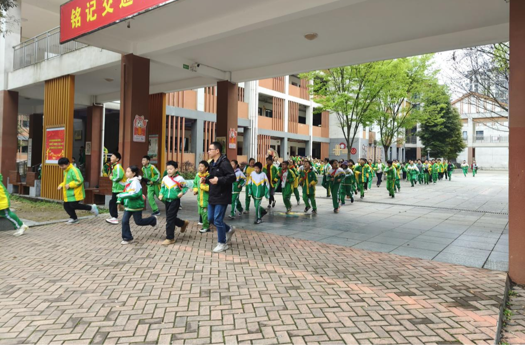 湘西州溶江小学开展春季应急疏散演练