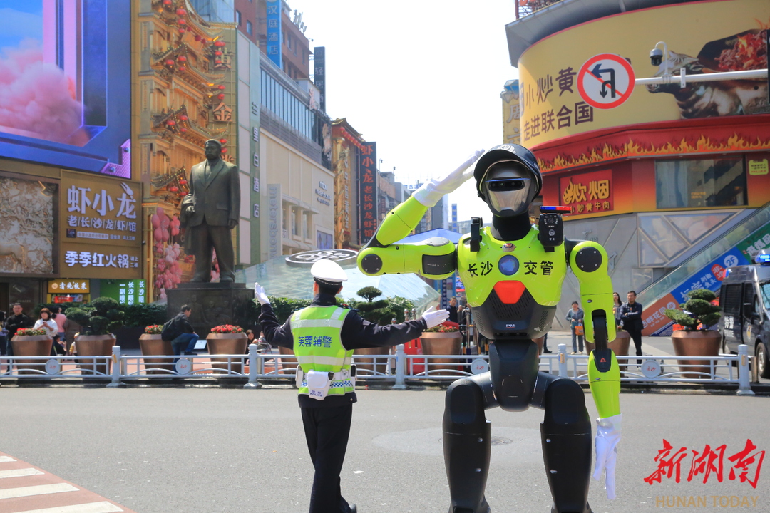 长沙机器人交警上岗！老交警晒出千言万语