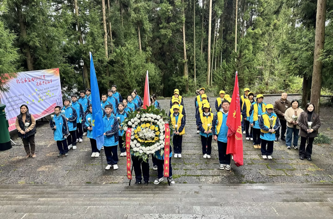 龙山县第三中学开展清明祭英烈主题活动