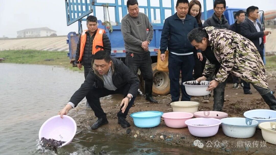 4000尾胭脂鱼苗“入住”沅水鼎城段