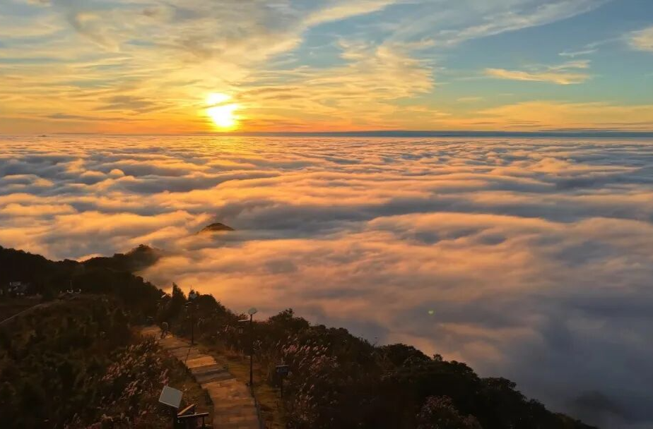 当好东道主 办好旅发会 | “仙境特效”搬进现实！资兴回龙山春日限定云海惊艳上线