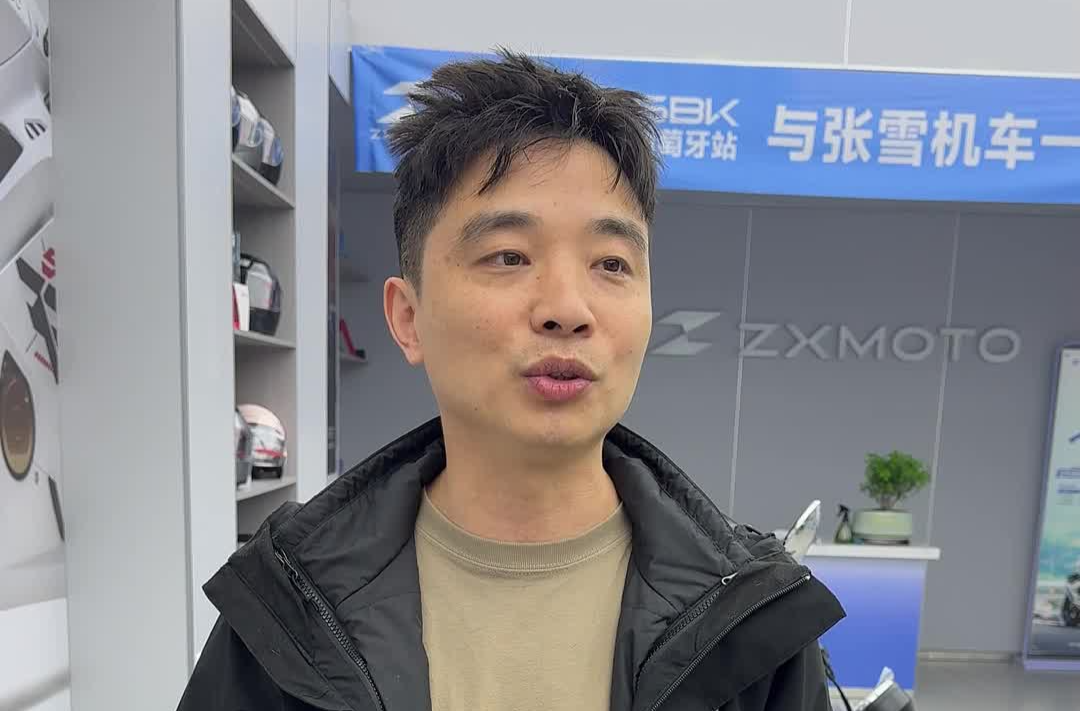张雪机车夺冠后太火了！机车爱好者直言“人品看车品”，门店试驾人气拉满，订单直接排到2个月后