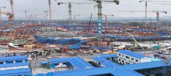 31日，长沙奥体中心建设现场一片热火朝天的景象。