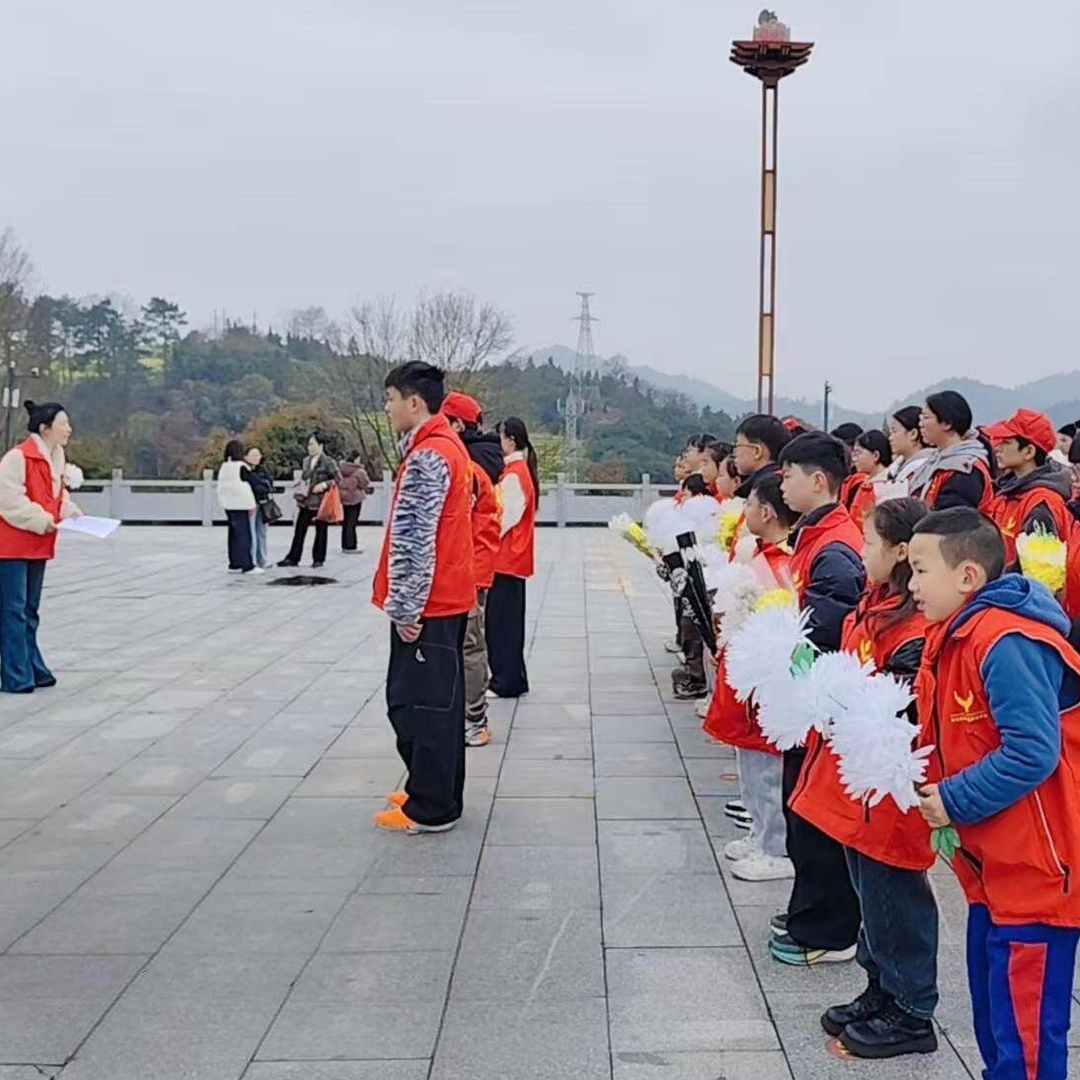 公益小雷锋祭扫烈士陵园 缅怀先烈传承红色基因
