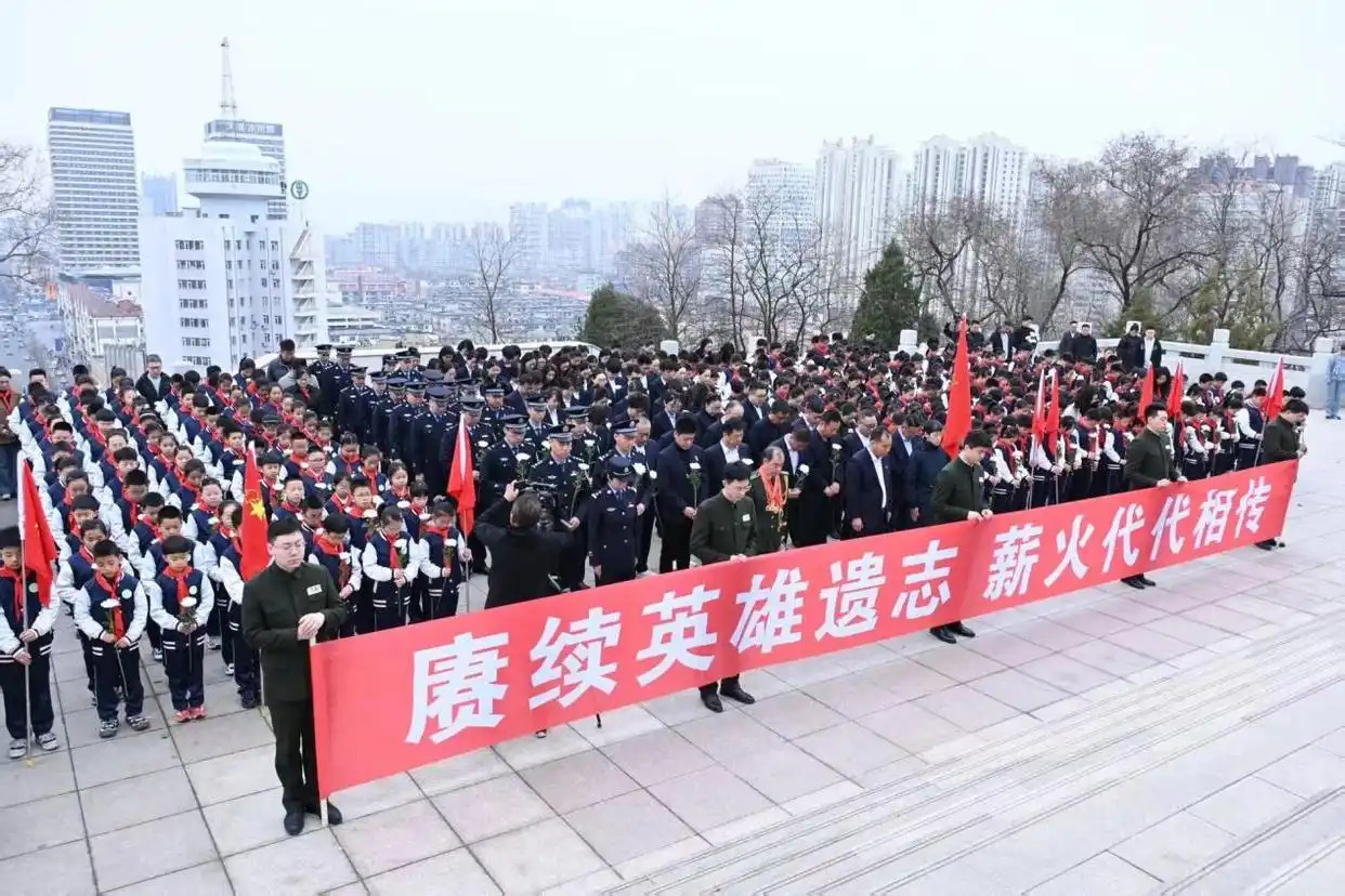 好评中国丨清明祭英烈 薪火照征程