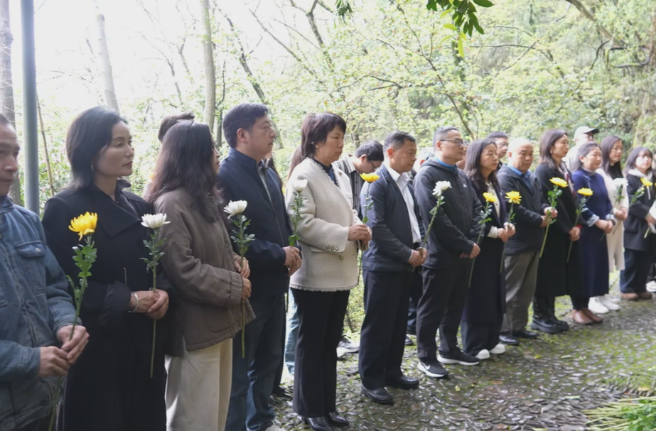 凤凰县举办“缅怀从文·文脉永续”清明节祭奠活动